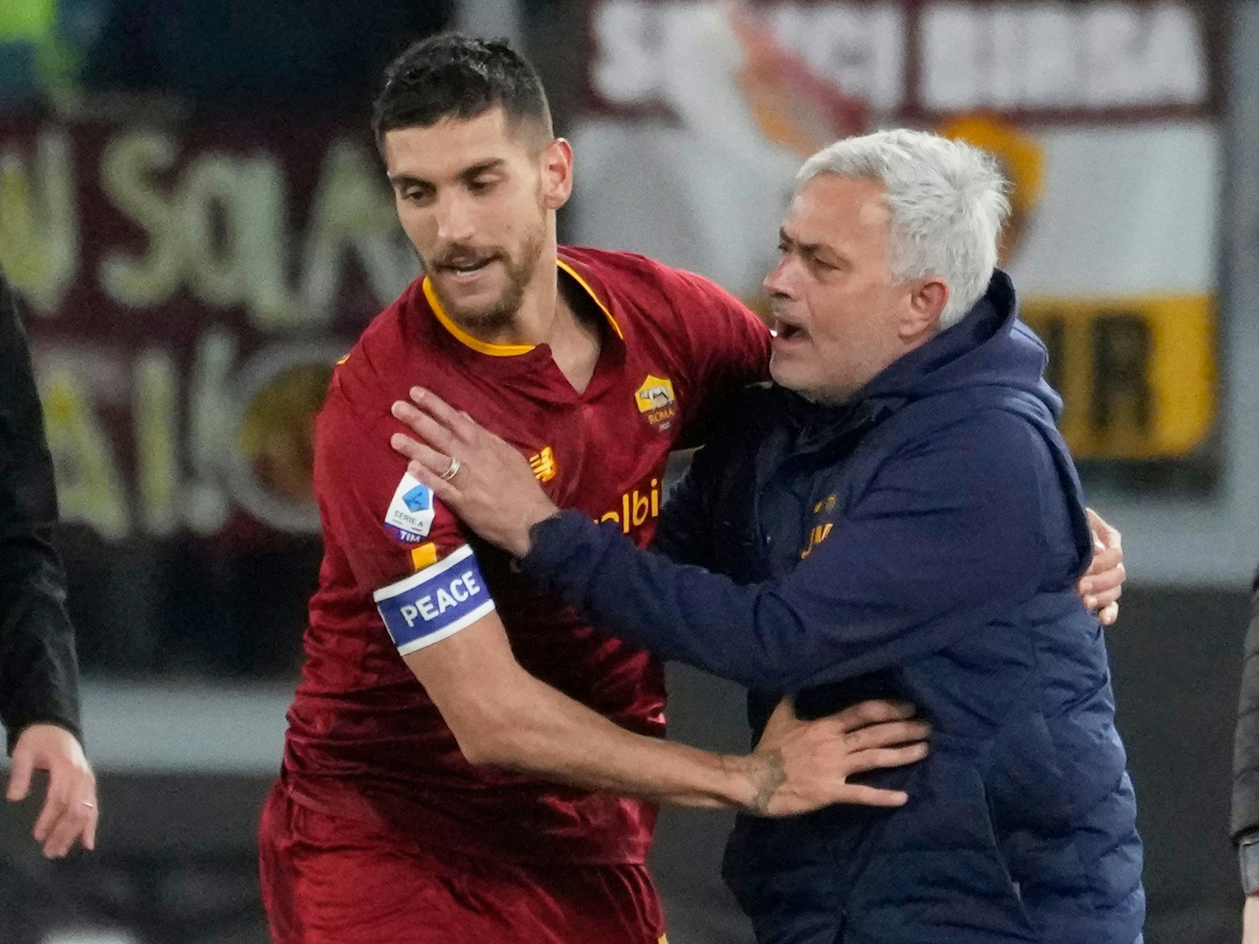 AS Rom: Lorenzo Pellegrini umarmt Trainer Jose Mourinho.