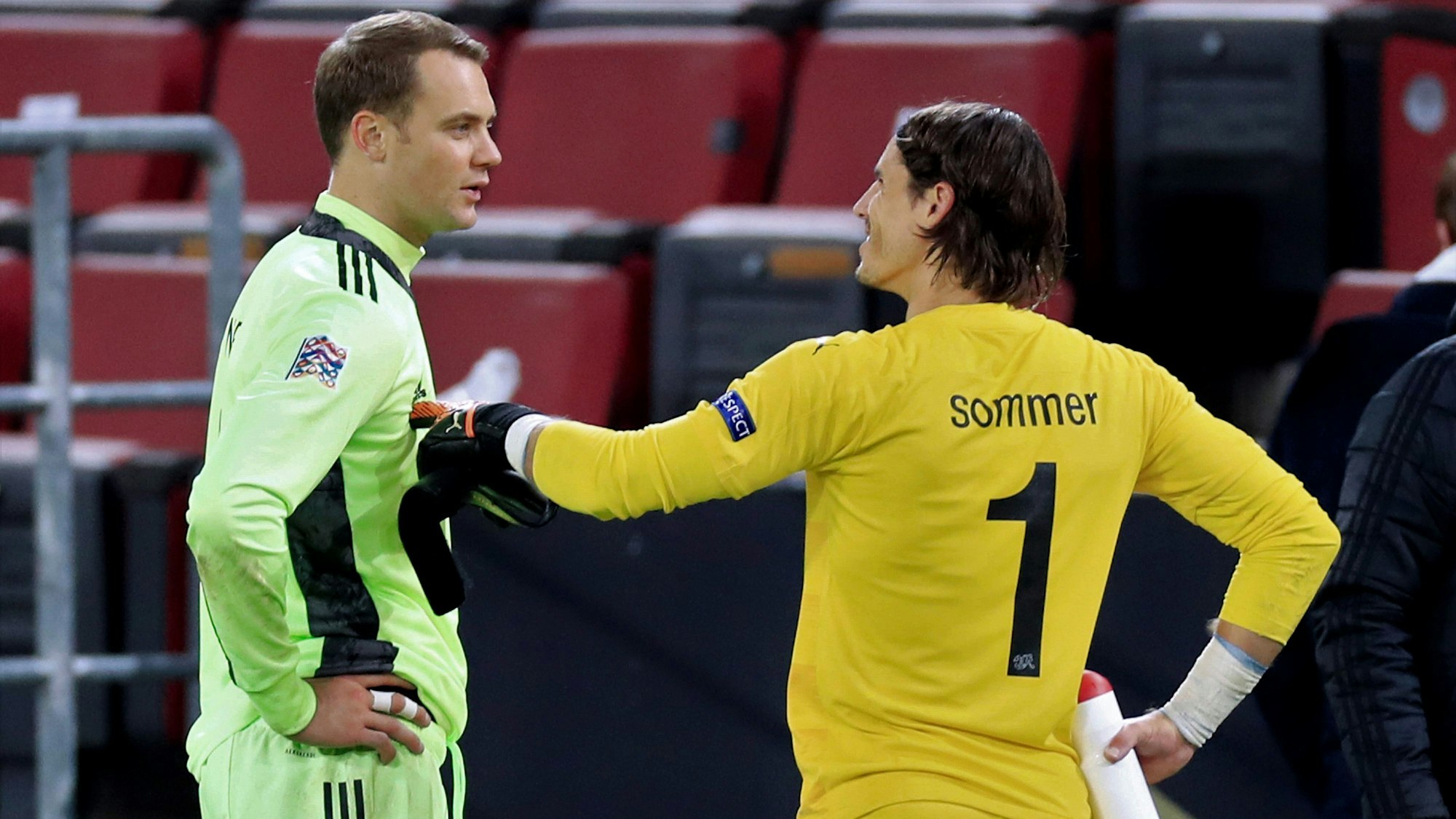Manuel Neuer und Yann Sommer sprechen nach einem Länderspiel miteinander. Beide kämpfen ab der neuen Saison um den Platz zwischen den Pfosten beim FC Bayern.