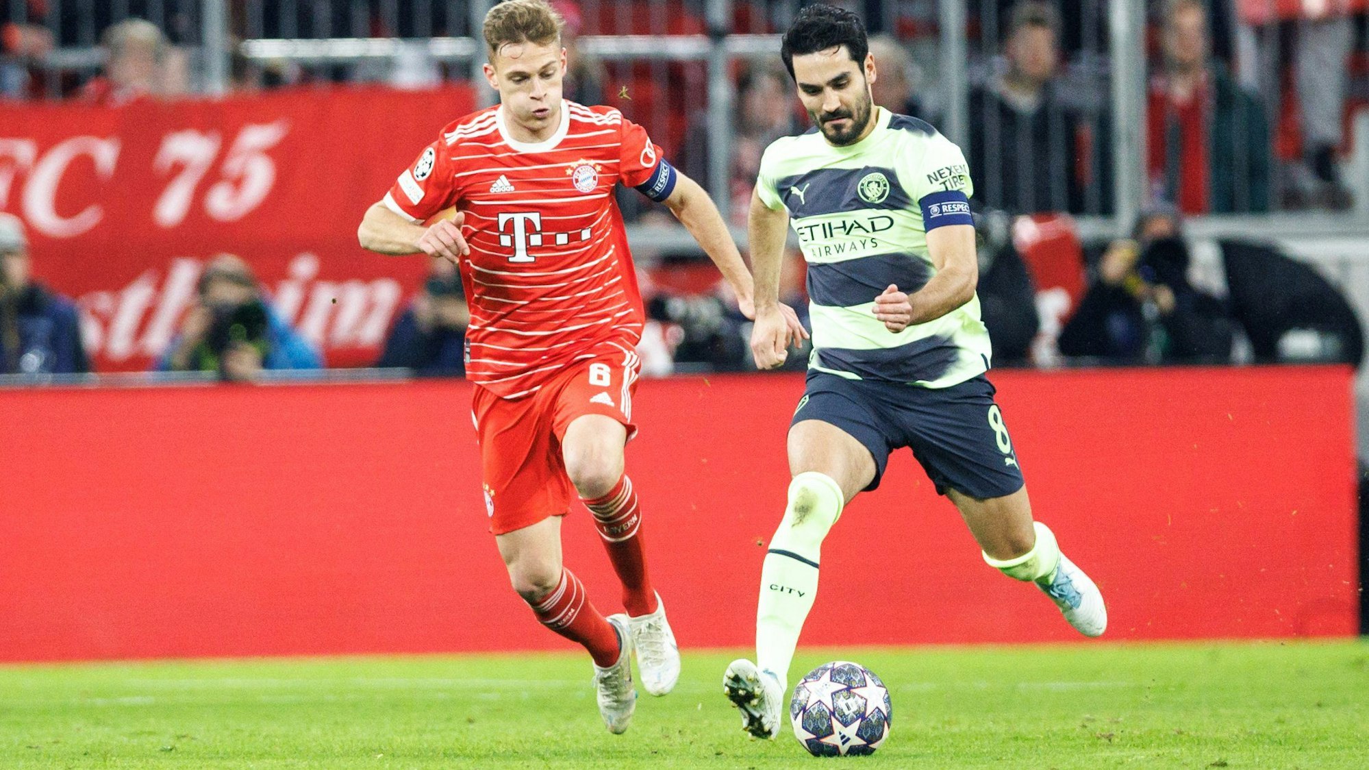 Ilkay Gündogan von Manchester City und Joshua Kimmich vom FC Bayern München (l) im Zweikampf um den Ball.