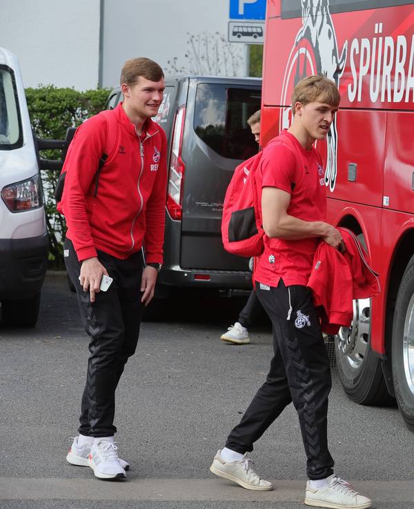 Timo Hübers und Luca Kilian steigen vor dem Hoffenheim-Spiel in den FC-Bus.