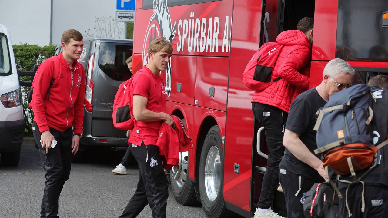 Timo Hübers und Luca Kilian steigen vor dem Hoffenheim-Spiel in den FC-Bus.