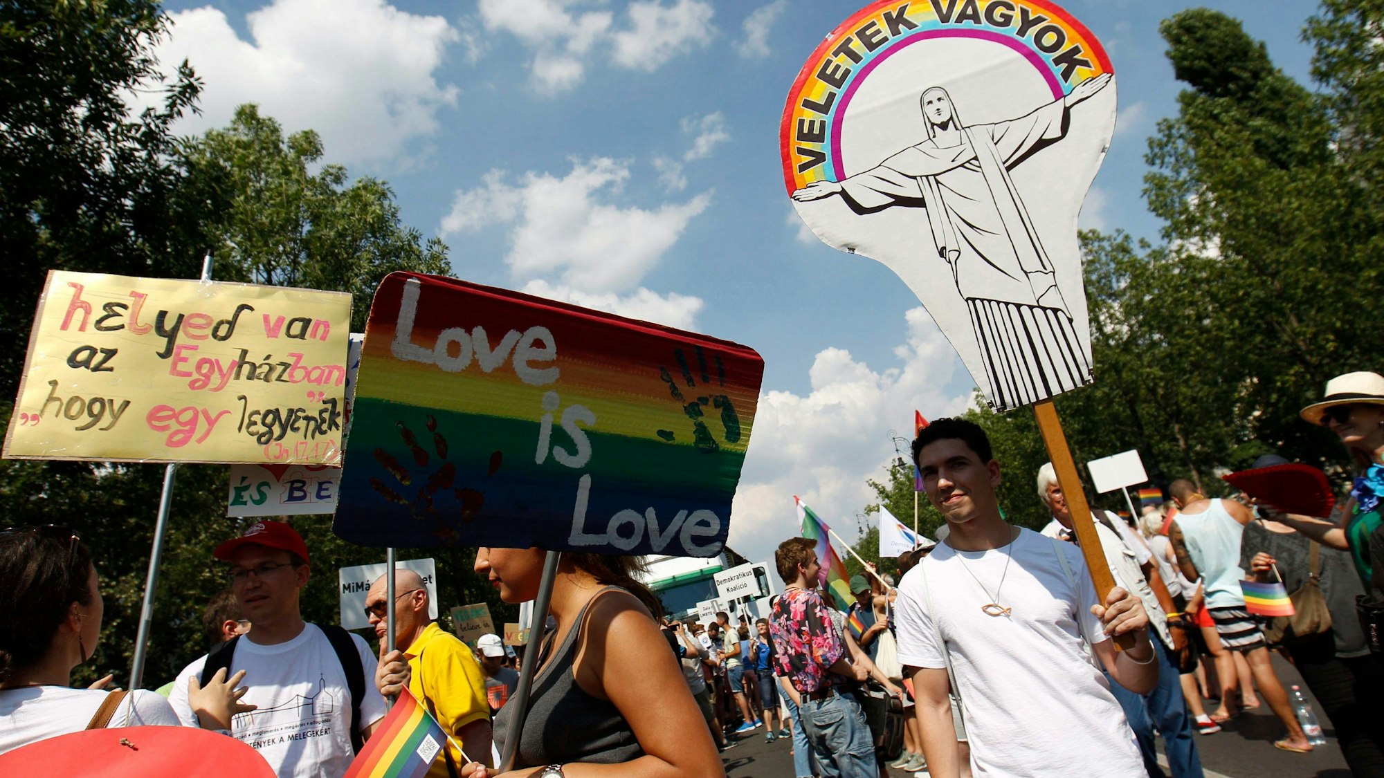 Teilnehmende beim Pride March in Budapest, Ungarn am 2. Juli 2016.
