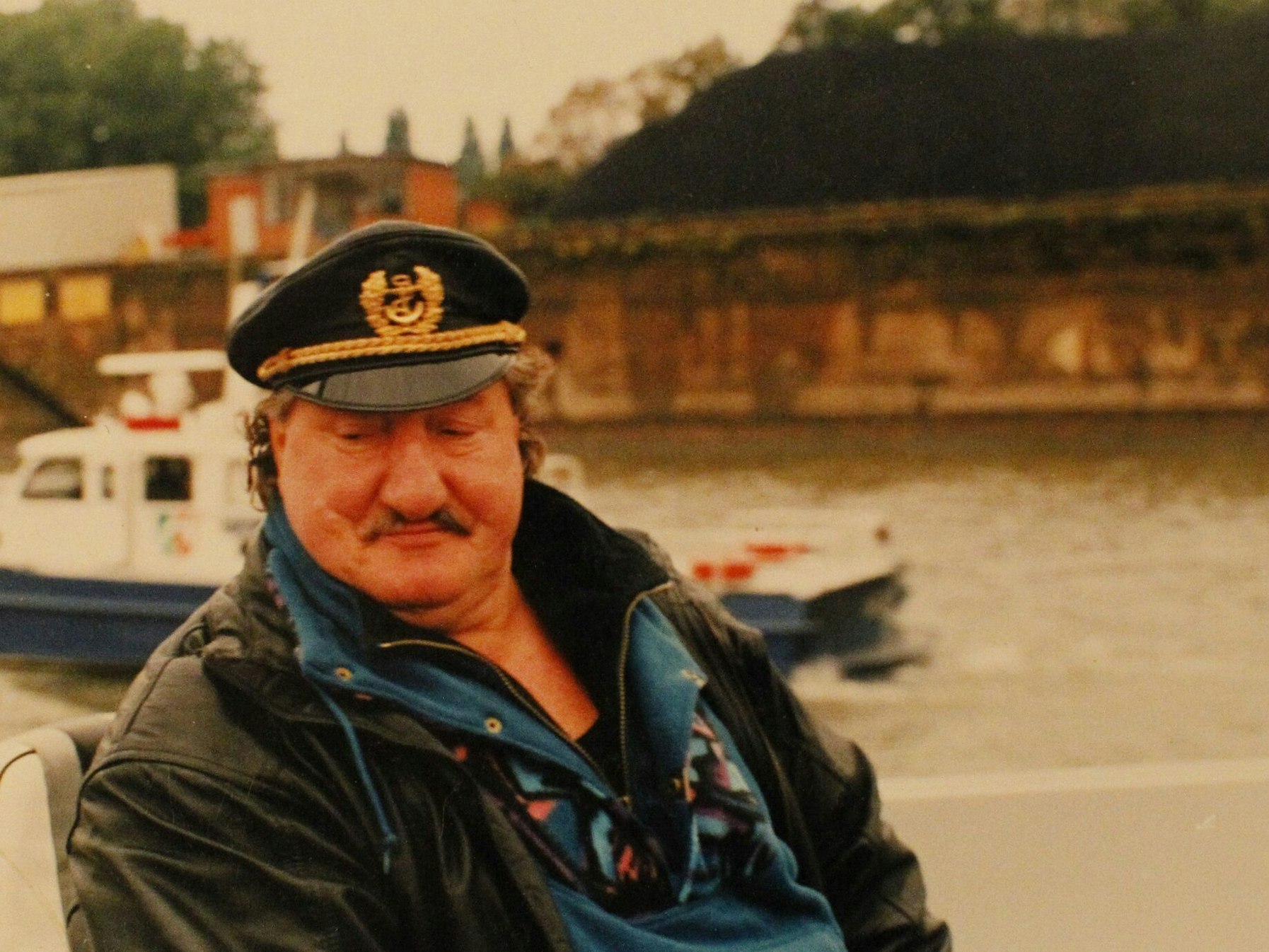 „Schäfers Nas“ sitzt auf seinem Boot.