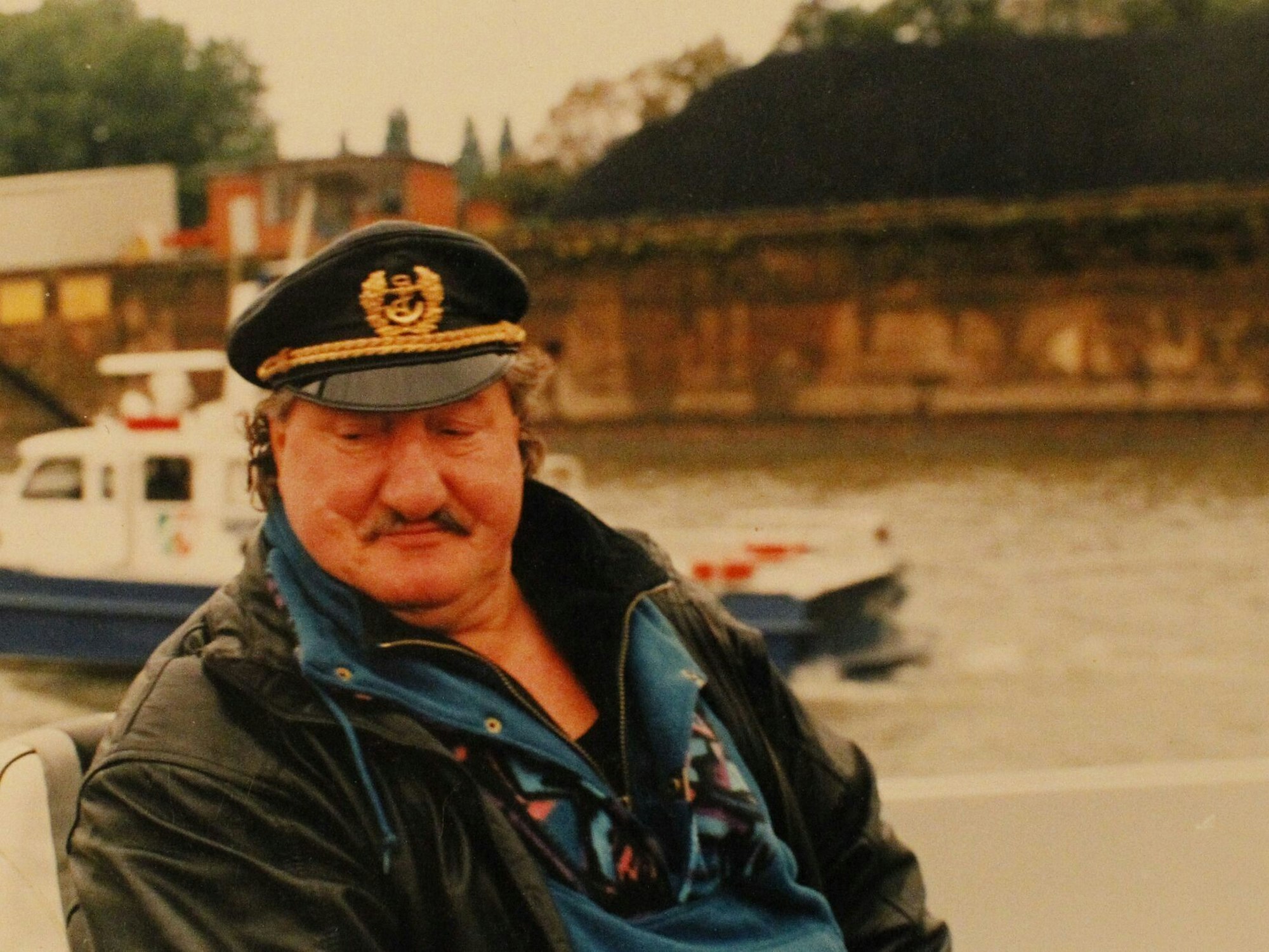 „Schäfers Nas“ sitzt auf seinem Boot.