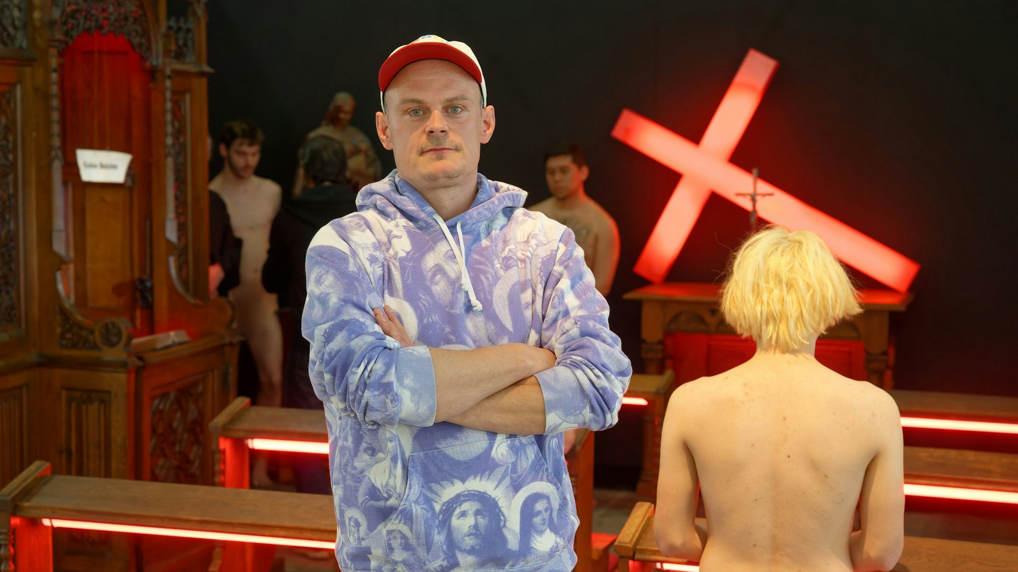 Köln: Der Künstler Dennis Josef Meseg steht vor seiner Kunstaktion.