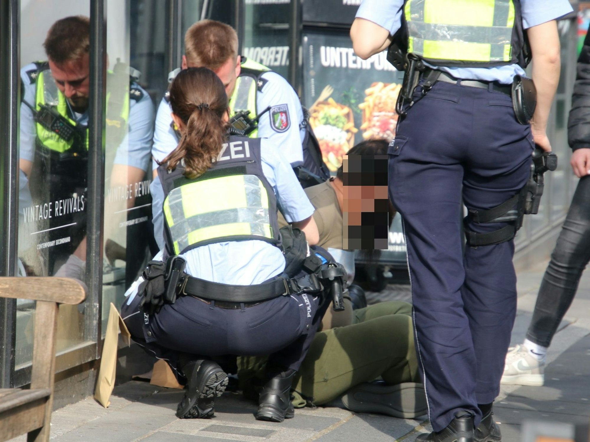 Einsatzkräfte der Polizei haben einen Mann festgesetzt.
