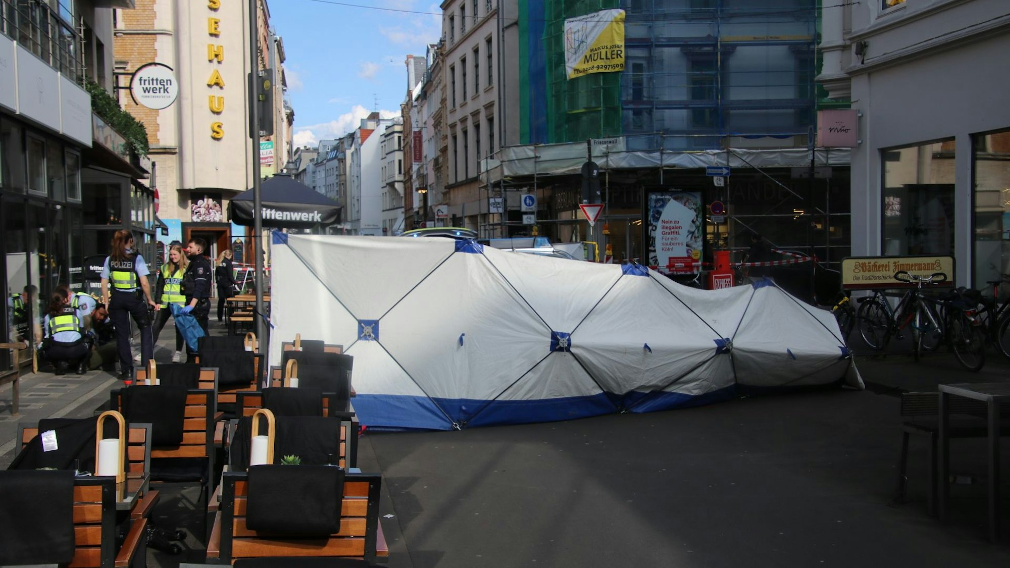 Ein Sichtschutz steht quer über der Fahrbahn.