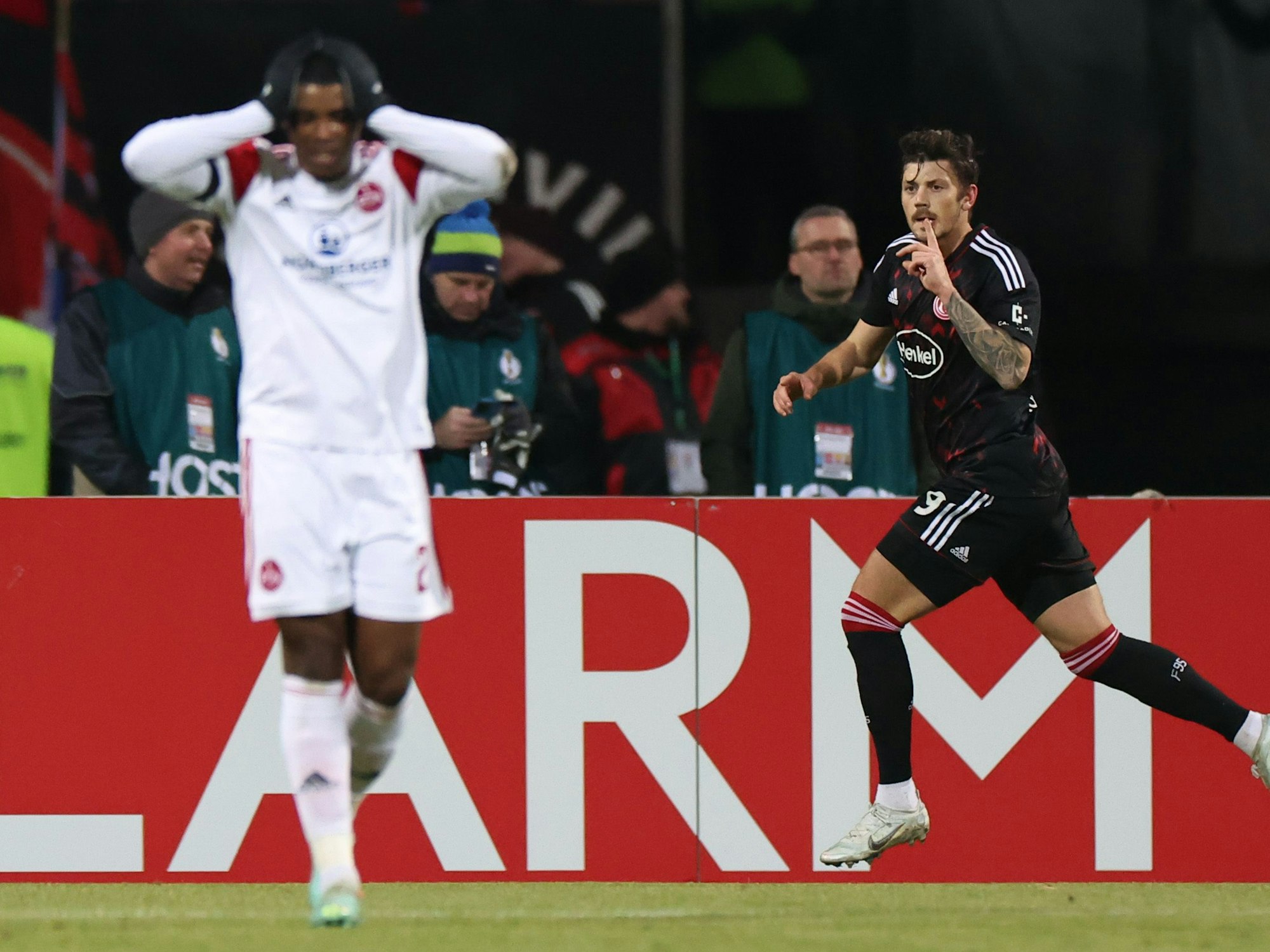 Der Düsseldorfer Dawid Kownacki (r) jubelt über seinen Treffer zur Führung.