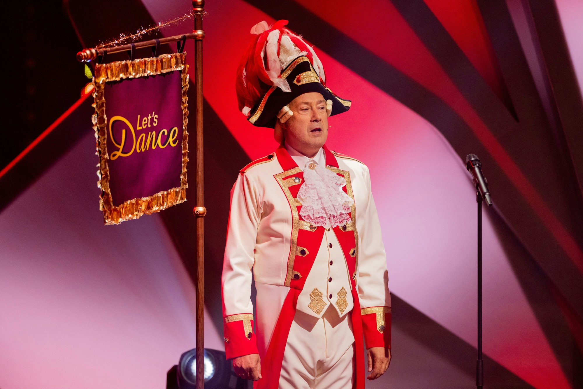 Joachim Llambi steht im Garde-Kostüm bei „Let's Dance“.