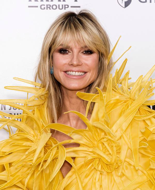 Heidi Klum im gelben Federkleid bei der Academy Awards Viewing Party der Elton John AIDS Foundation im West Hollywood Park.