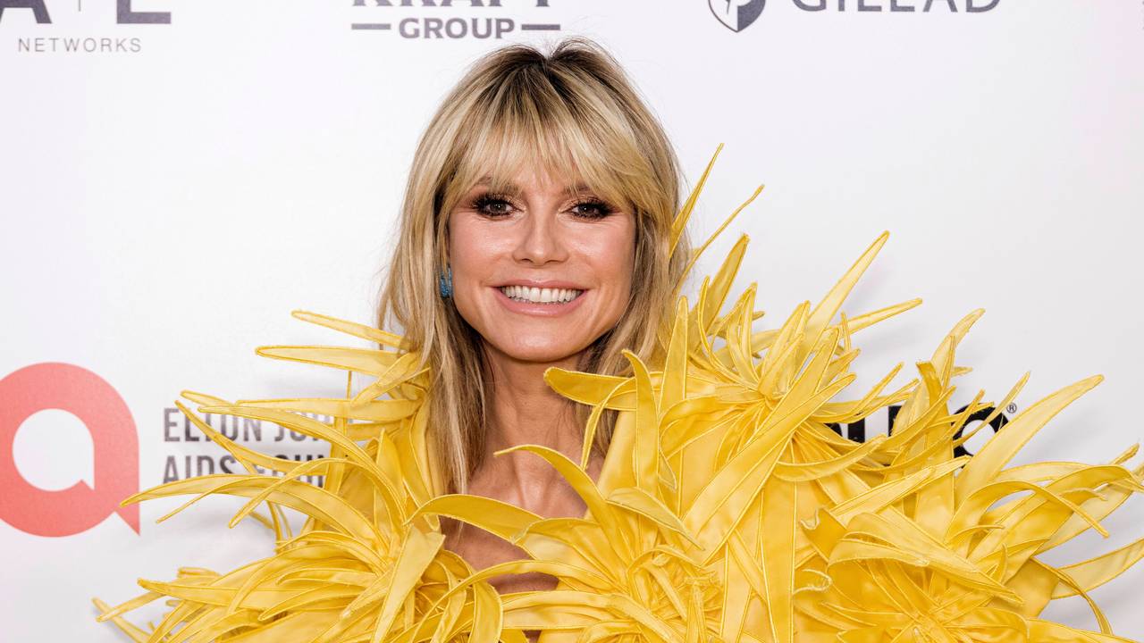 Heidi Klum im gelben Federkleid bei der Academy Awards Viewing Party der Elton John AIDS Foundation im West Hollywood Park.