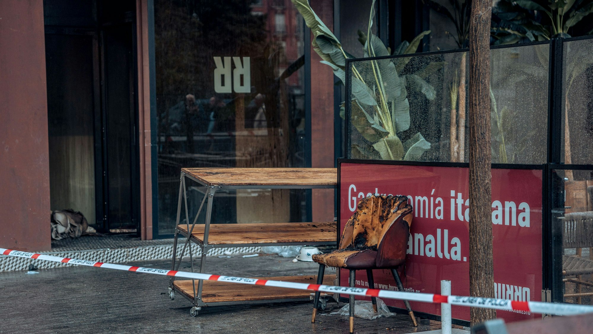 Vom Brand zerstörtes Mobiliar steht vor dem Restaurante ‚Burro Canaglia Bar & Resto‘ auf der Plaza de Manuel Becerra, in dem zuvor ein Feuer ausgebrochen war. Bei dem Brand seien zwei Menschen ums Leben gekommen und zehn verletzt worden.
