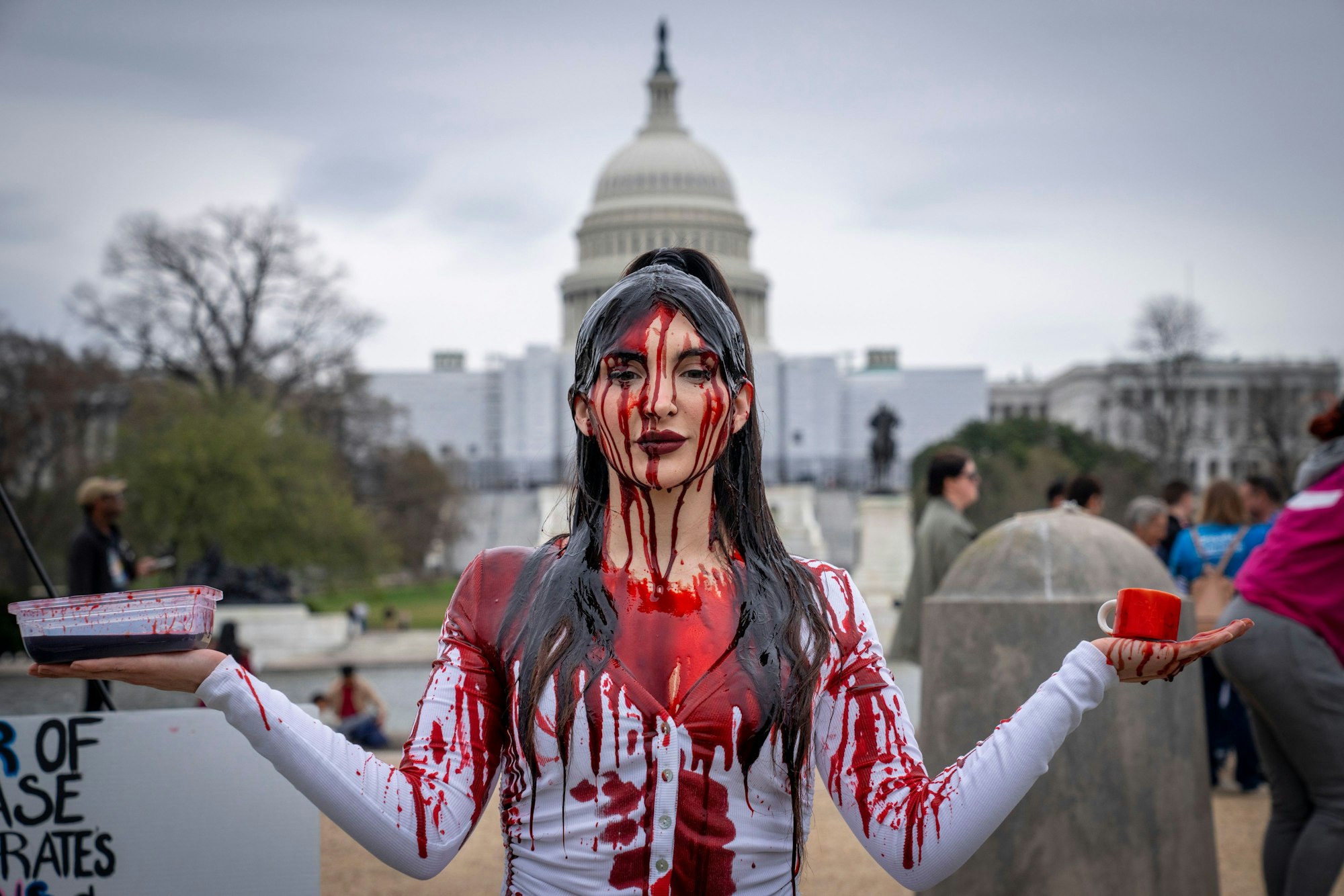 Symbolfoto: Samantha Scarcello ist während einer Kundgebung zum „Transgender Day of Visibility“ vor dem Kapitol mit Kunstblut bedeckt, das für die Selbstmorde von Jugendlichen in der Transgender- und LGBTQ+-Gemeinschaft steht. Am 31. März wird weltweit der Transgendertag der Sichtbarkeit, gefeiert. In den USA wurde eine transsexuelle Abgeordnete mit einem Redeverbot belegt, weil sie das Anti-Transgende-Gesetz kritisierte.