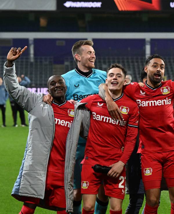 Leverkusens Spieler feiern nach der Partie.