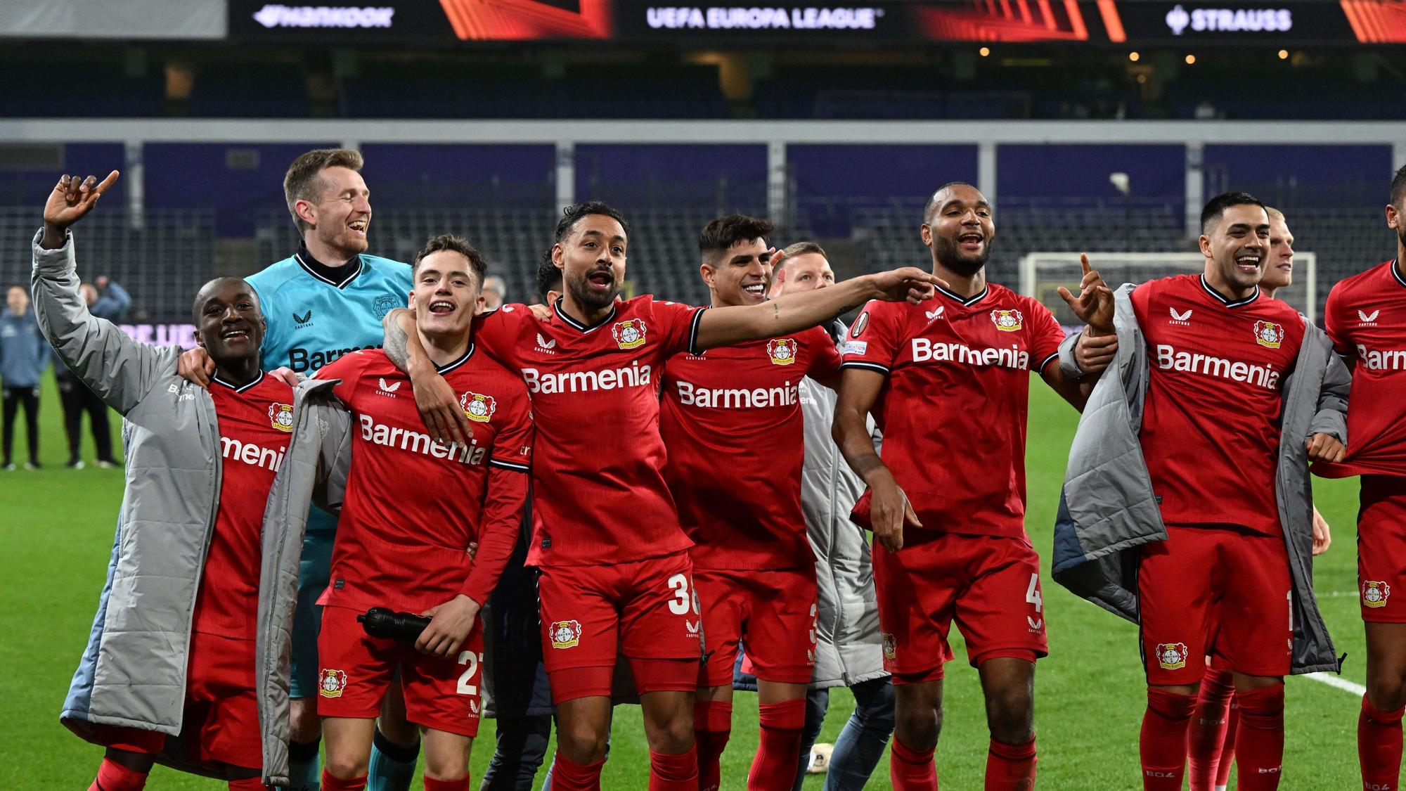 Leverkusens Spieler feiern nach der Partie.