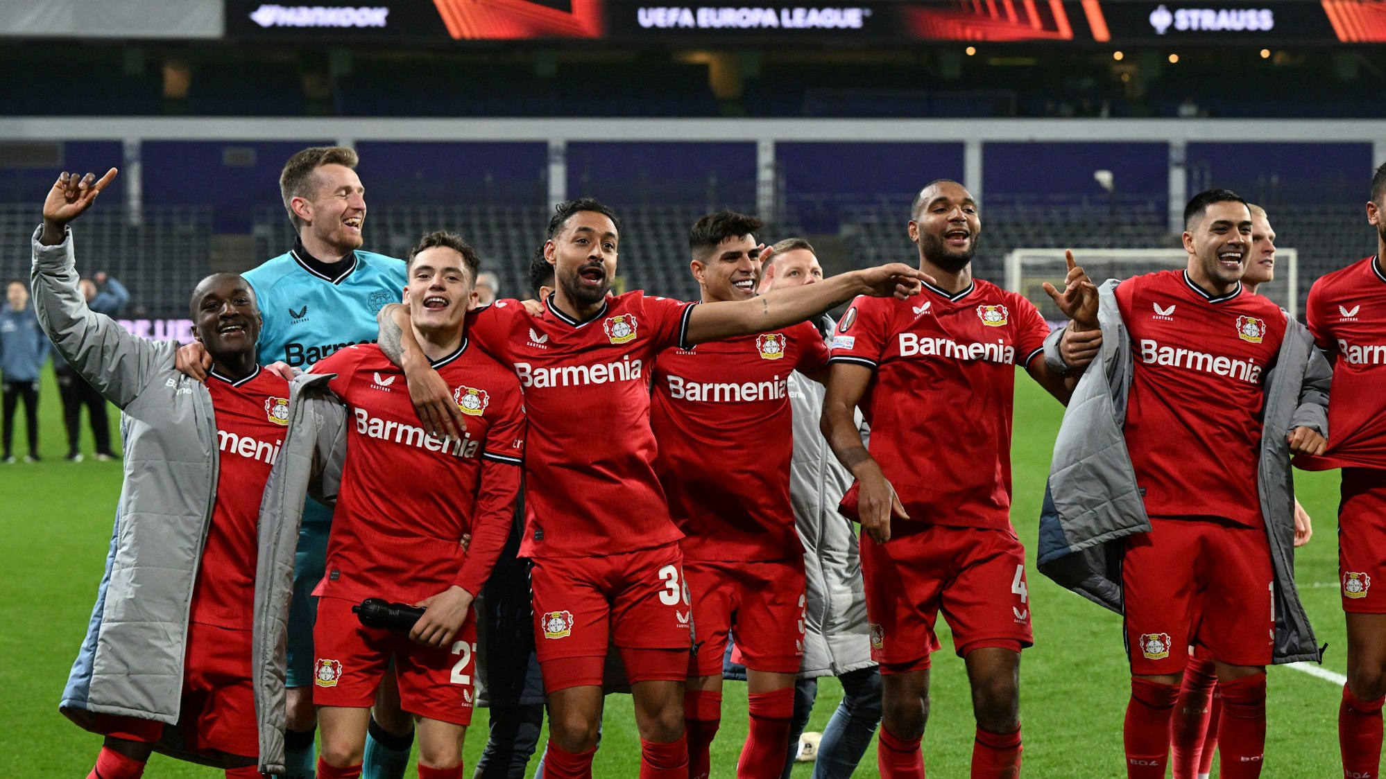 Leverkusens Spieler feiern nach der Partie.