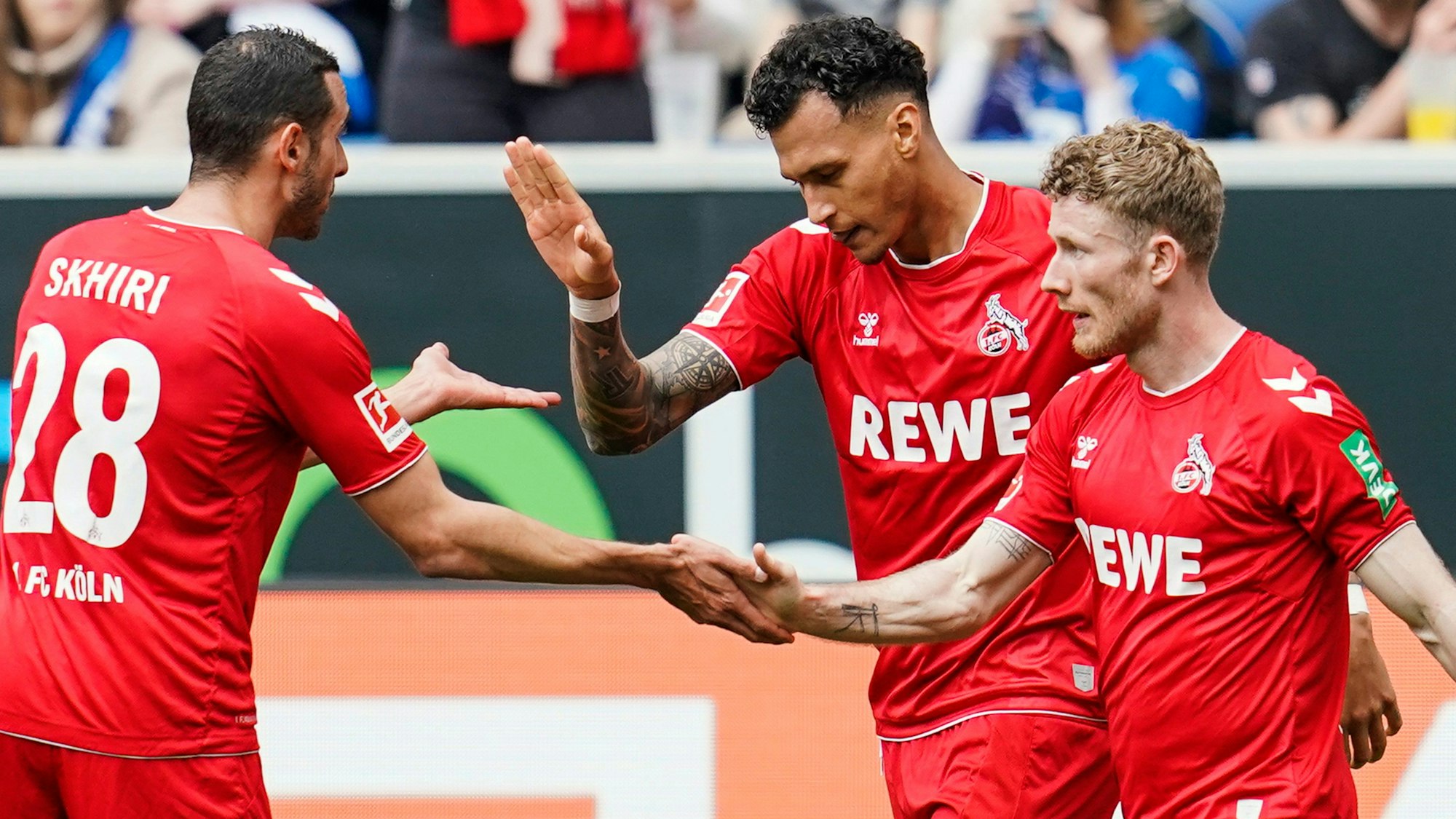 Ellyes Skhiri (l-r), Davie Selke und Florian Kainz jubeln über das Tor für den 1. FC Köln zum 2:0 bei der TSG Hoffenheim.