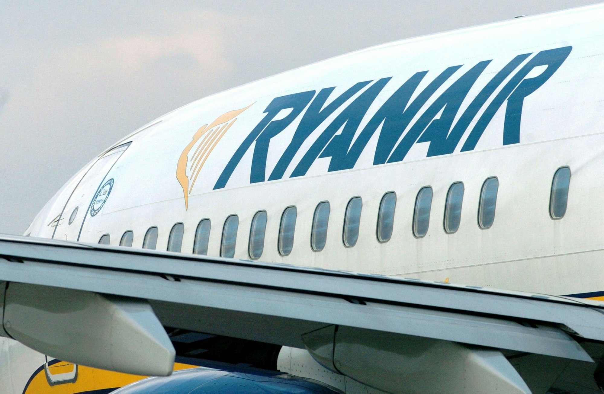 Eine Boeing 737-800 des irischen Billigfliegers Ryanair (Symbolfoto vom 11.01.2005). Nach der Landung eines Ryanair-Flugzeuges setzte sich die voll besetzte Maschine mit offenen Türen in Bewegung.