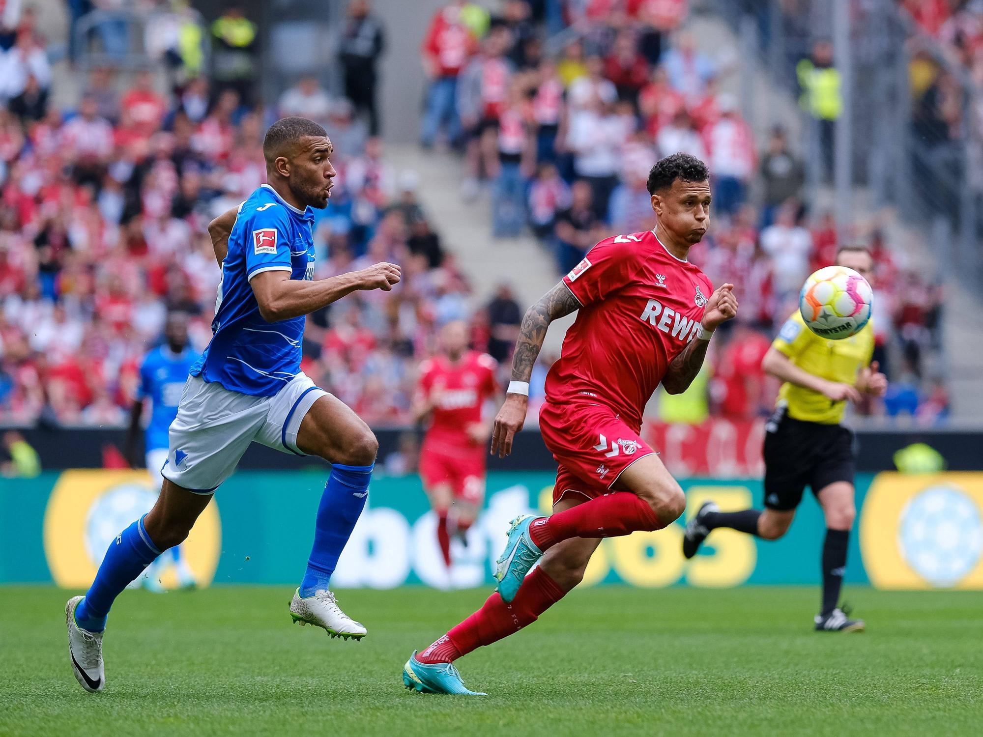 FC-Stürmer Davie Selke im Zweikampf mit Hoffenheim-Verteidiger Kevin Akpoguma beim 3:1-Sieg des 1. FC Köln gegen Hoffenheim (22. April 2023).