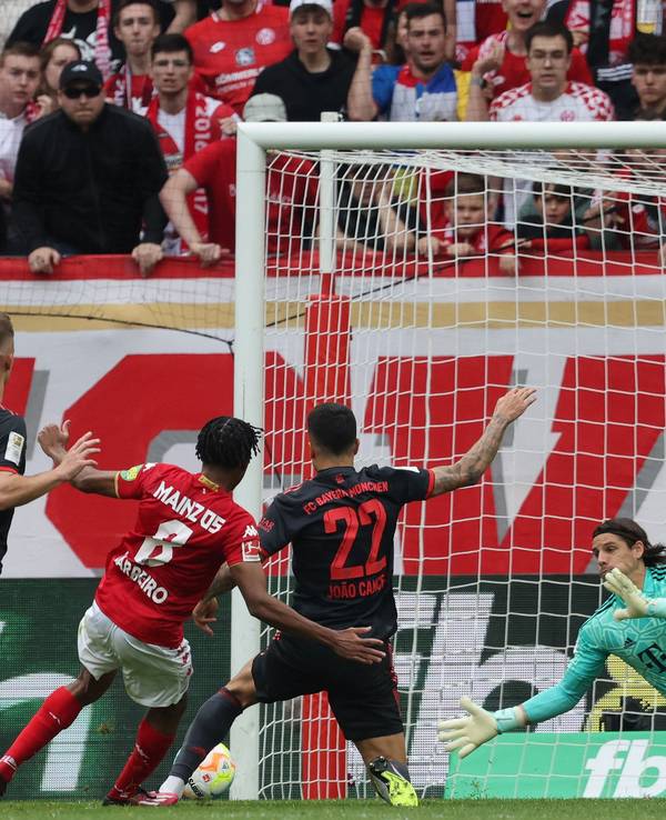 Leandro Barreiro (FSV Mainz 05) trifft gegen Yann Sommer (r., Bayern München).