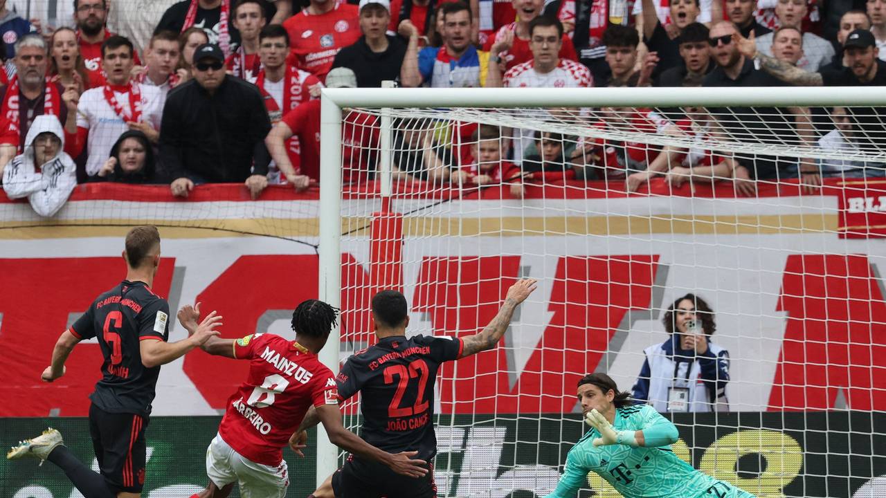 Leandro Barreiro (FSV Mainz 05) trifft gegen Yann Sommer (r., Bayern München).