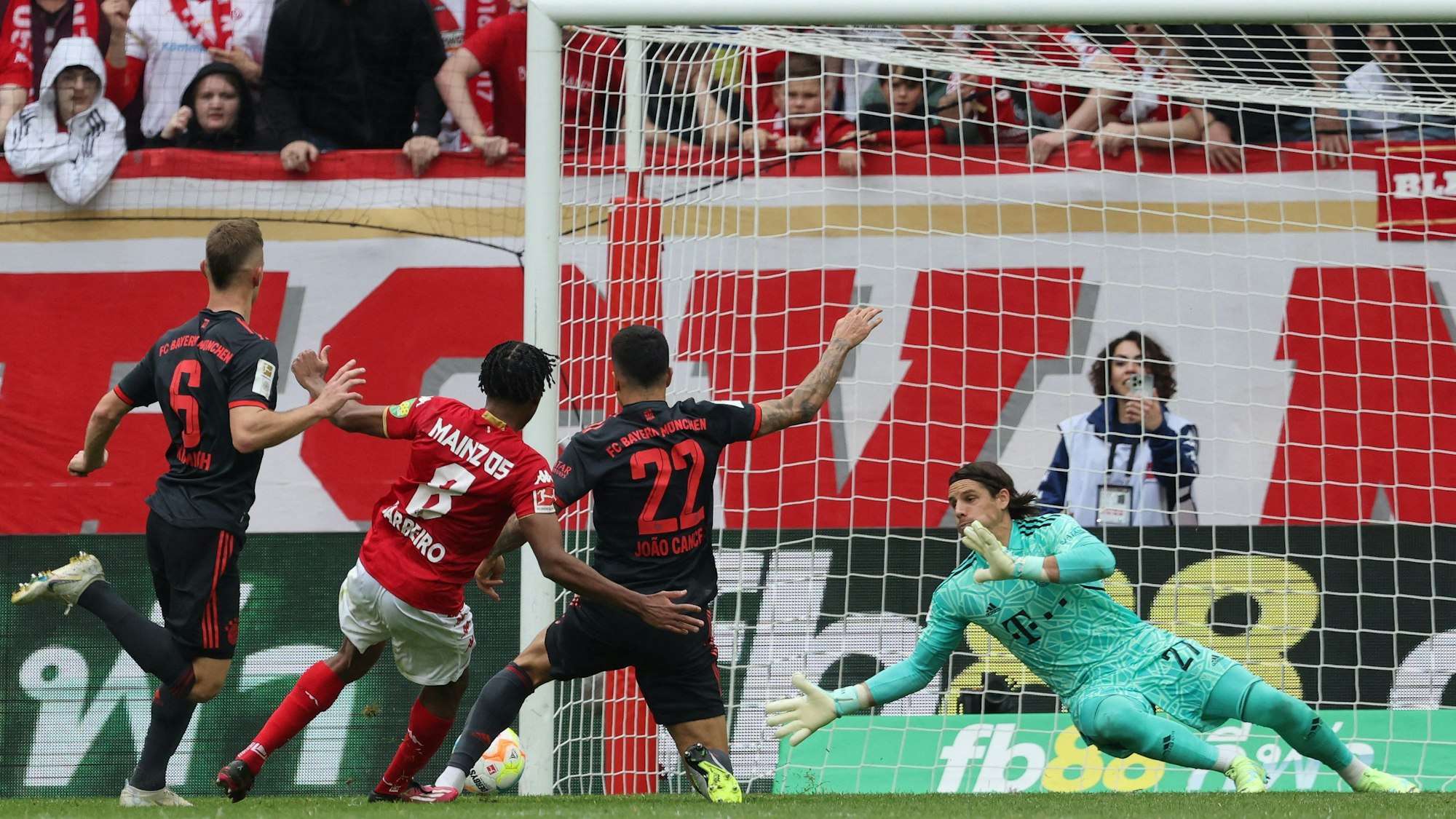 Leandro Barreiro (FSV Mainz 05) trifft gegen Yann Sommer (r., Bayern München).