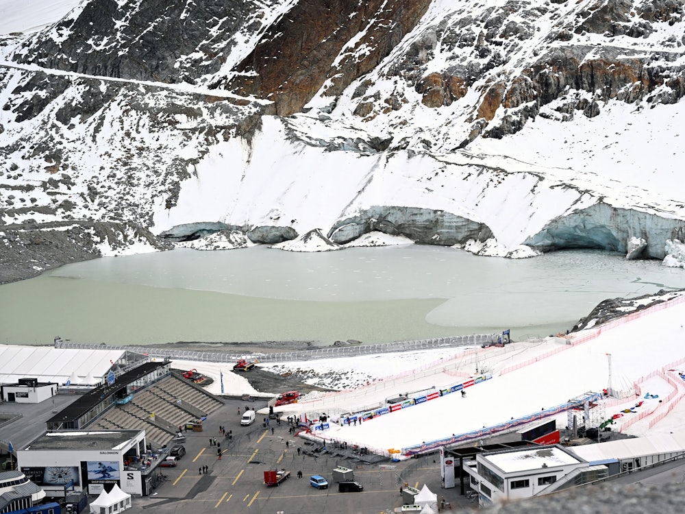 Die Abrisskante des Gletschers und der Zielbereich der Alpinen Ski-Weltcupstrecke am Rettenbachferner. Foto vom 21. Oktober 2022.