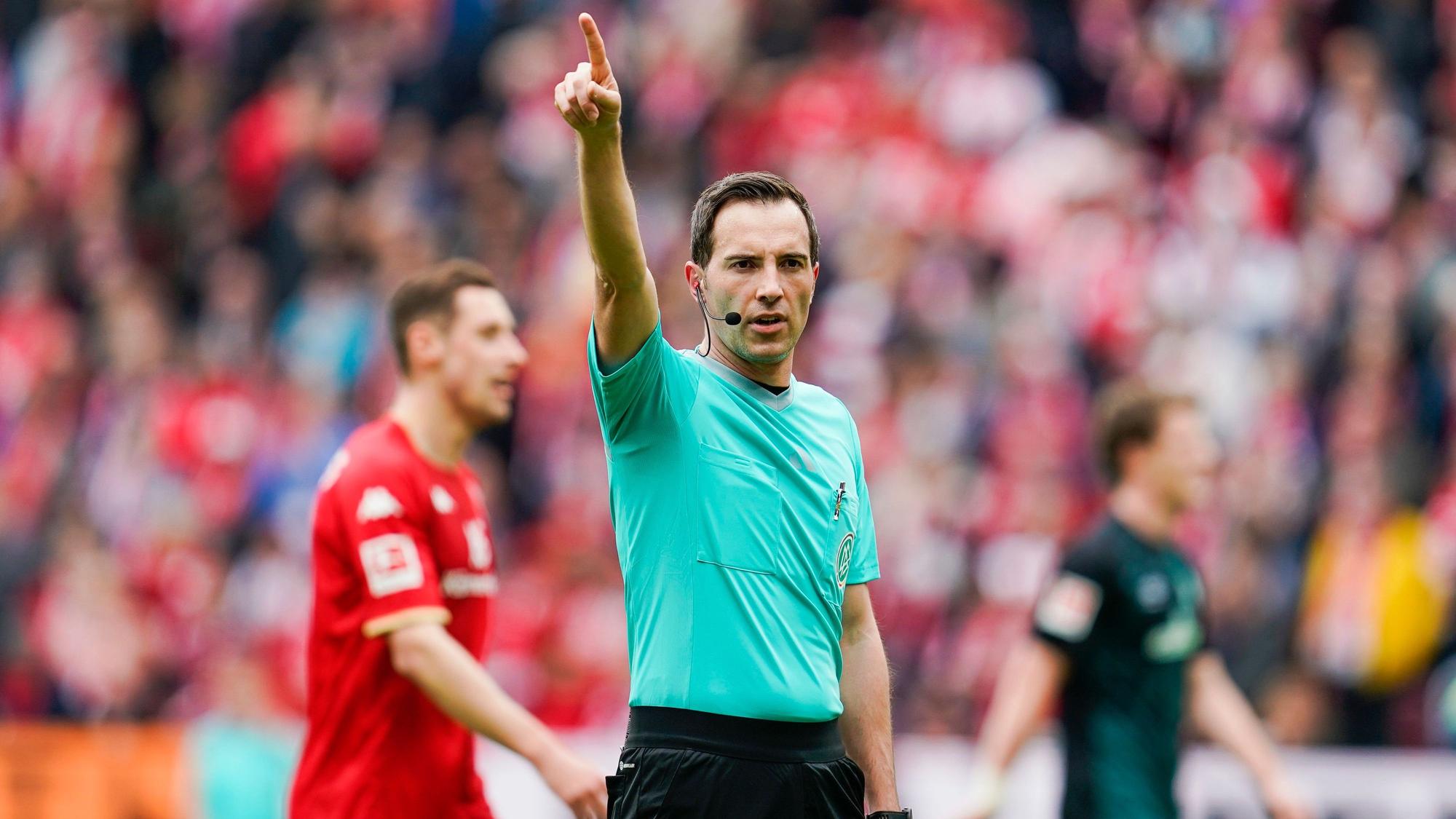 Schiedsrichter Benjamin Brand gestikuliert bei einem Bundesliga-Spiel.