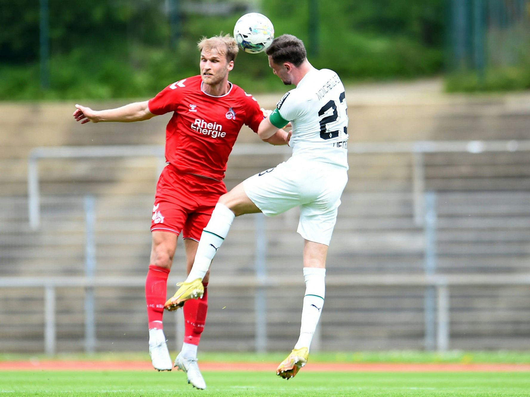Sebastian Andersson im Kopfballduell mit Michel Lieder.