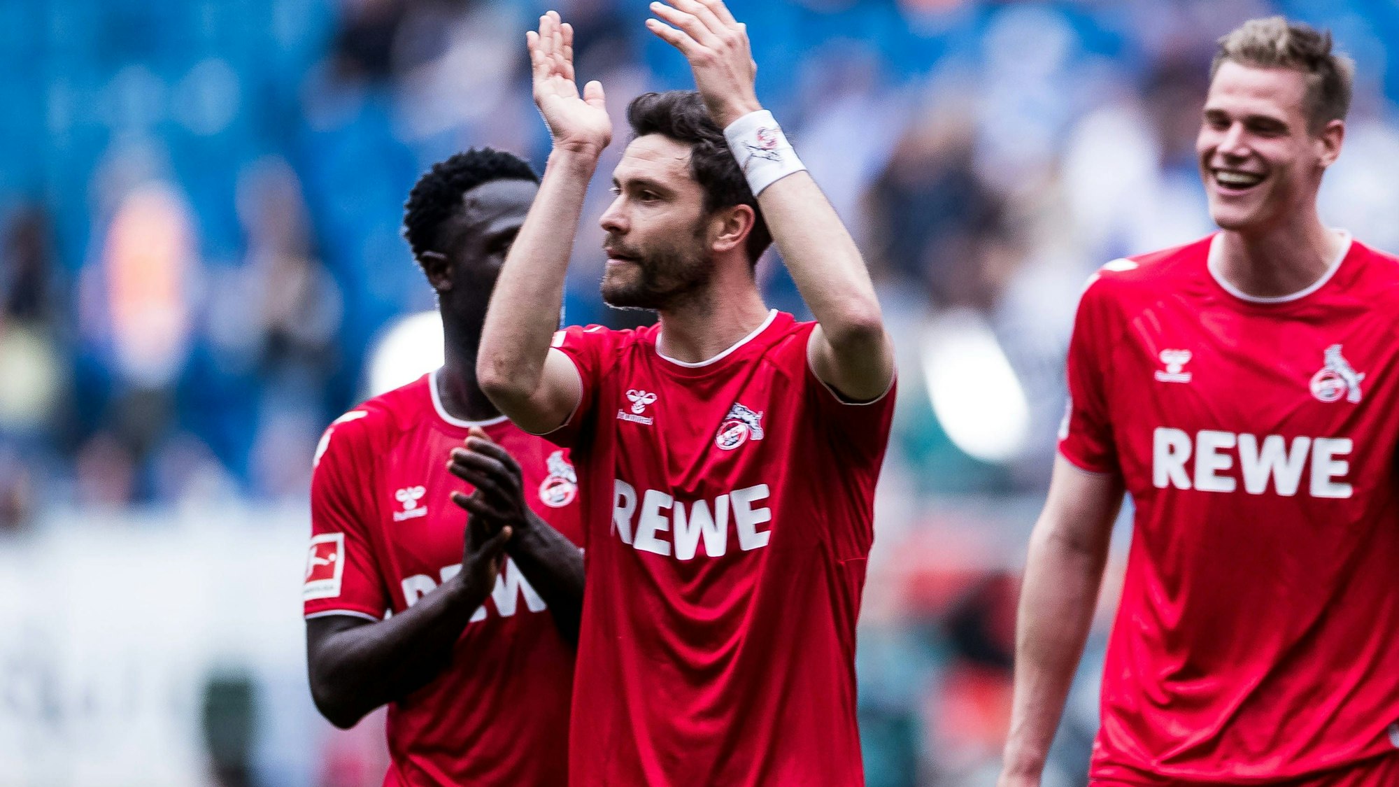 Nach dem Sieg in Sinsheim applaudiert Jonas Hector den FC-Fans.