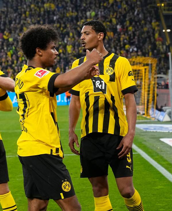 Dortmunds Donyell Malen (Mitte) feiert mit den Kollegen.