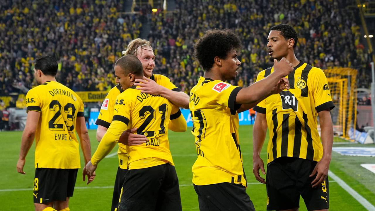 Dortmunds Donyell Malen (Mitte) feiert mit den Kollegen.