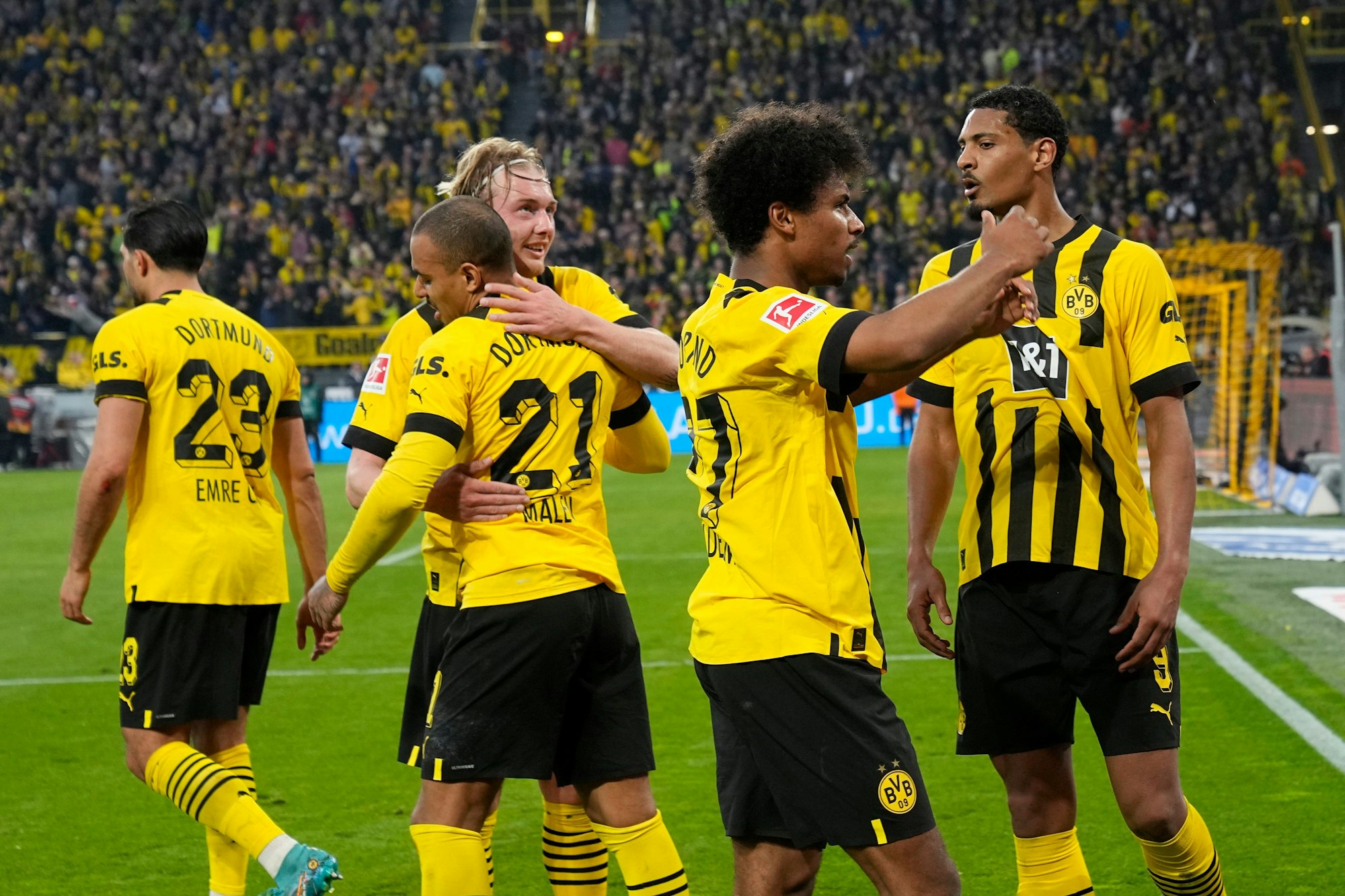 Dortmunds Donyell Malen (Mitte) feiert mit den Kollegen.