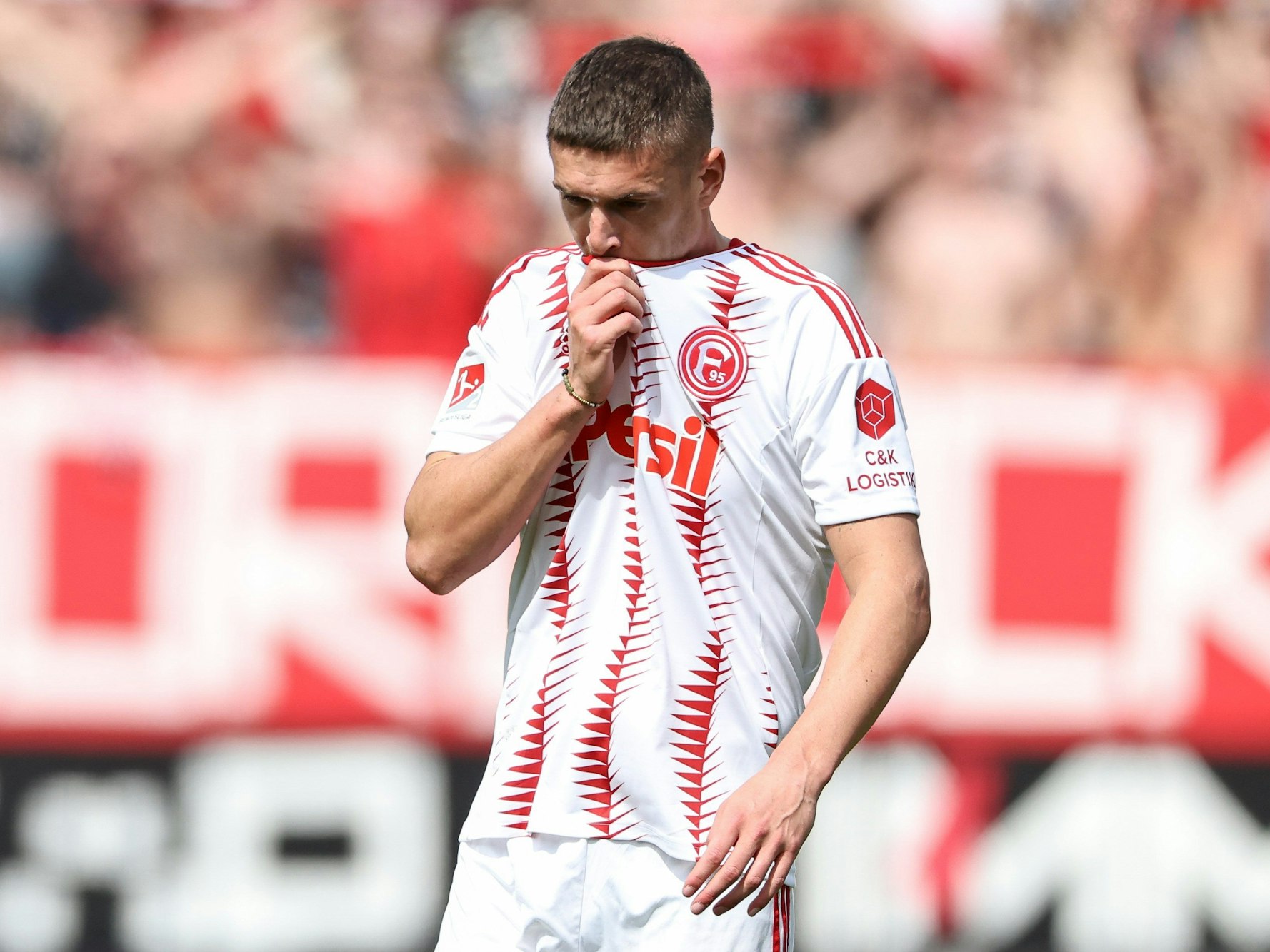 Kristoffer Peterson von Fortuna Düsseldorf steht nach dem Abpfiff auf dem Platz.