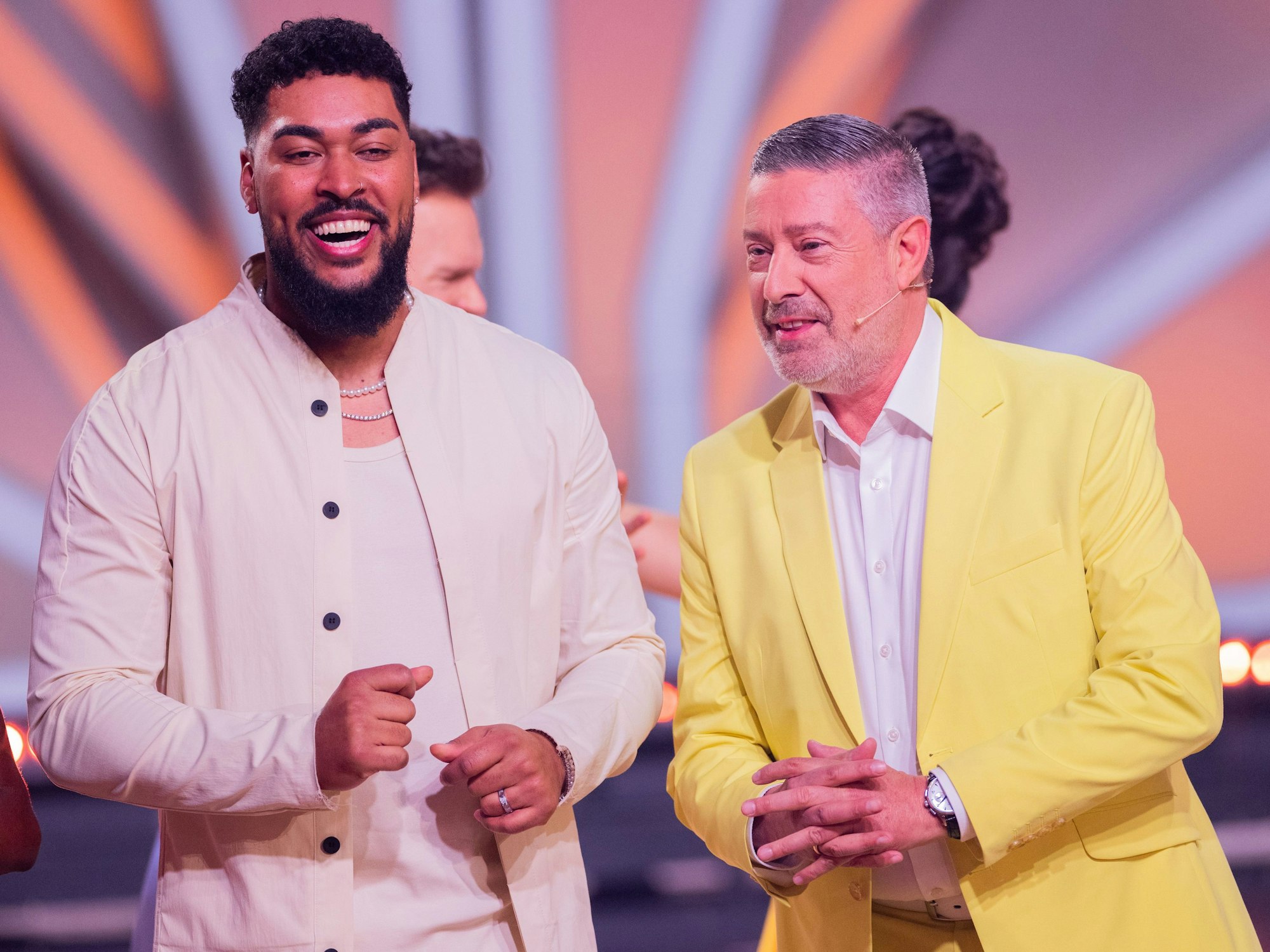 Sem Eisinger, Gewinner von "Deutschland sucht den Superstar" (DSDS), und Joachim Llambi, Jurymitglied, stehen in der RTL-Tanzshow "Let's Dance" im Coloneum auf dem Parkett.