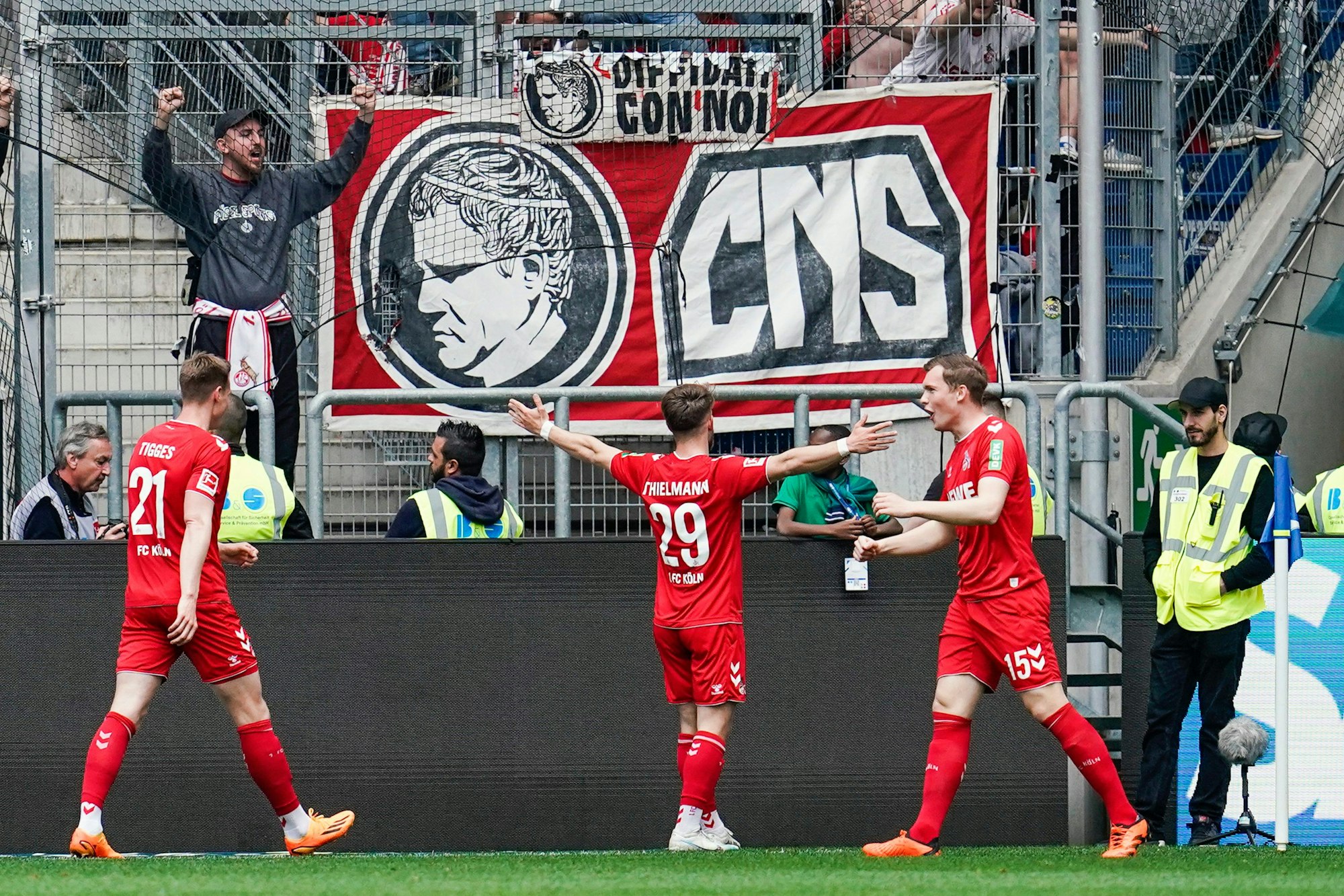 Bundesliga, TSG 1899 Hoffenheim gegen den 1. FC Köln: Kölns Torschütze Jan Thielmann (M) jubelt mit Kollegen.