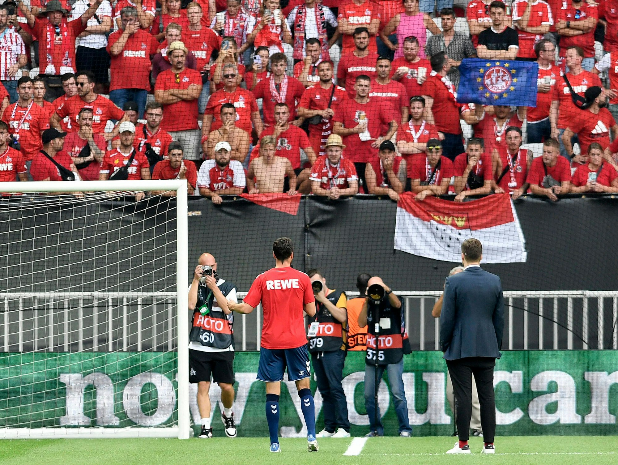 Jonas Hector spricht zu den Fans in Nizza.