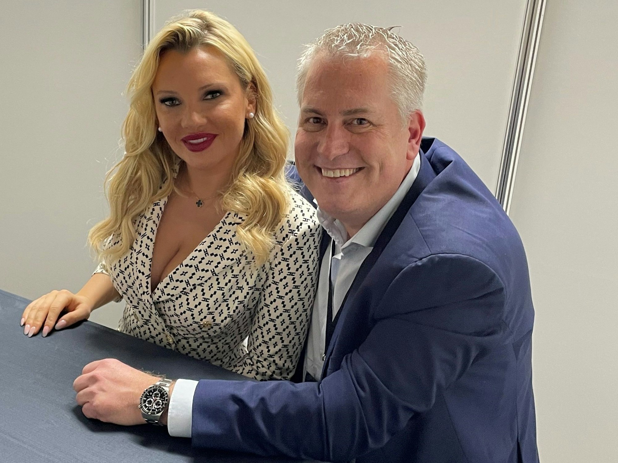 Evelyn Burdecki im Gespräch mit Marcel Schwamborn.