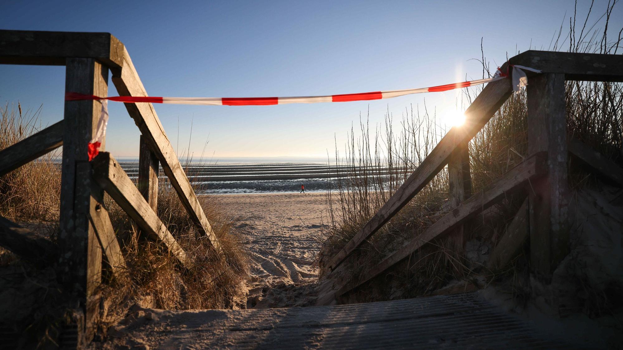 Eine Treppe zum Strand auf der Nordseeinsel Föhr.