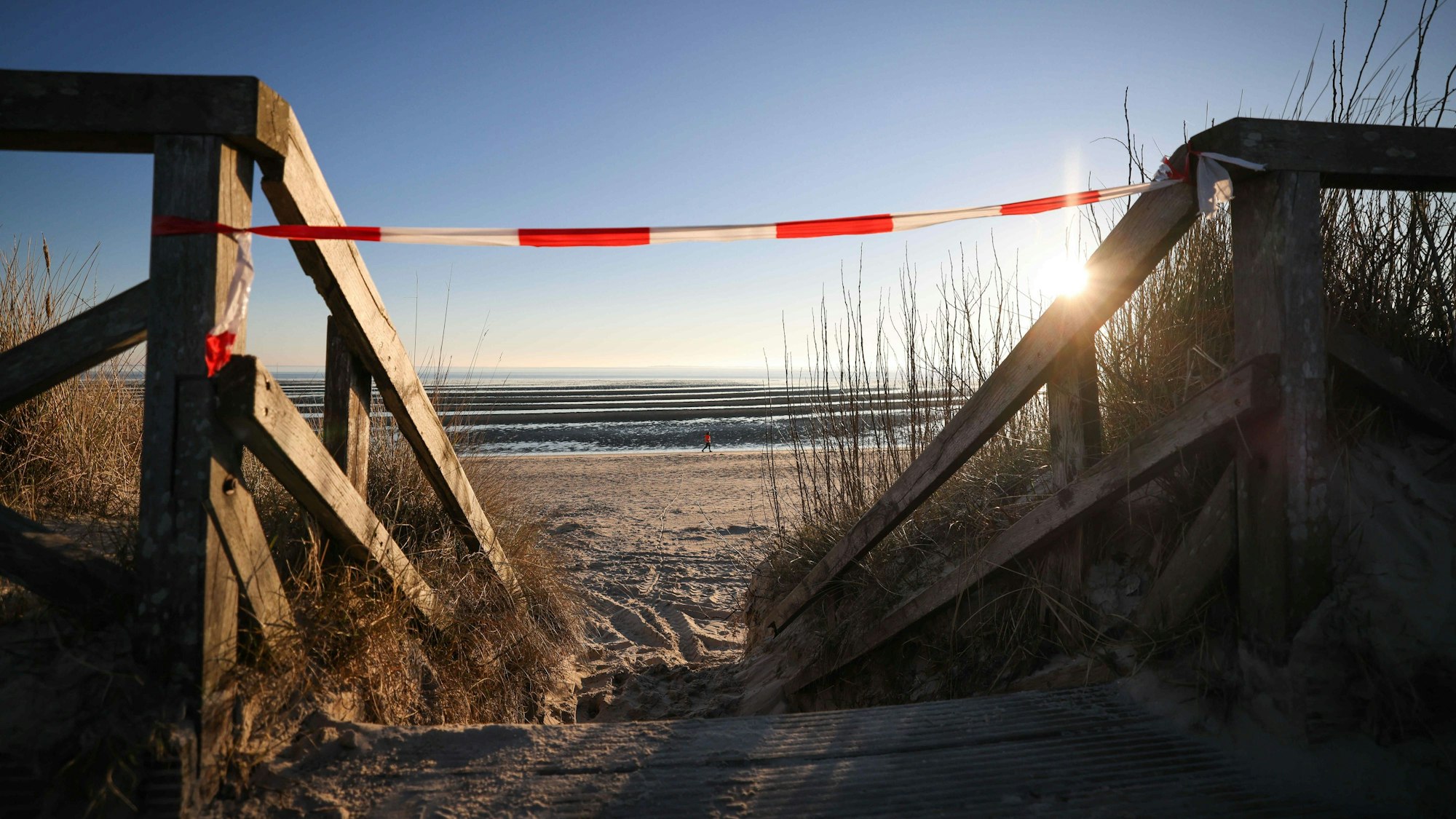 Eine Treppe zum Strand auf der Nordseeinsel Föhr.