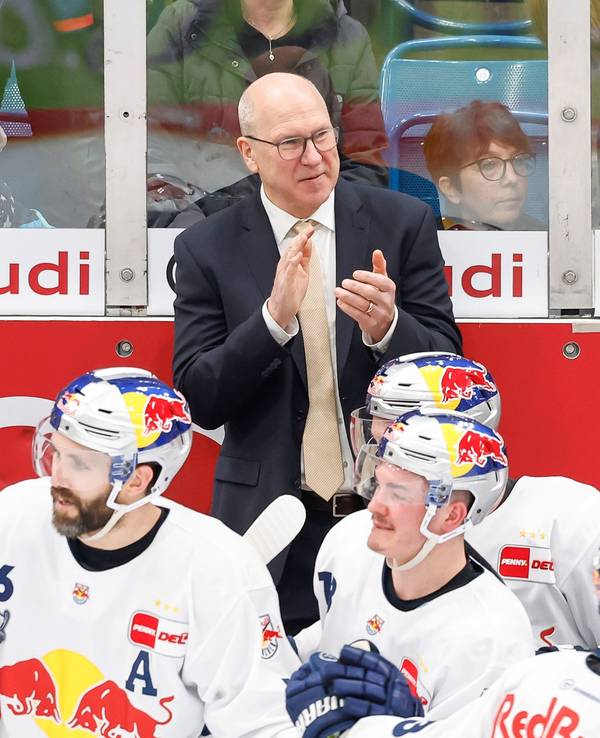 Don Jackson klatscht bei Spiel 4 der Serie.
