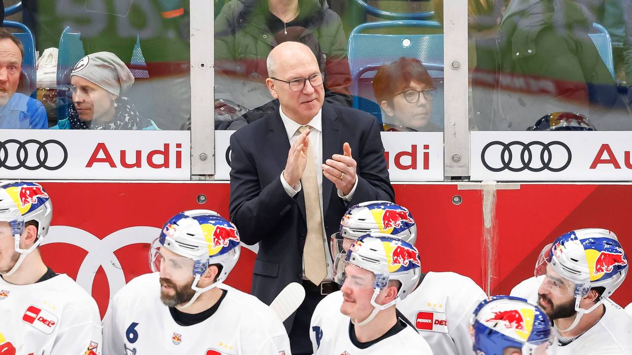 Don Jackson klatscht bei Spiel 4 der Serie.