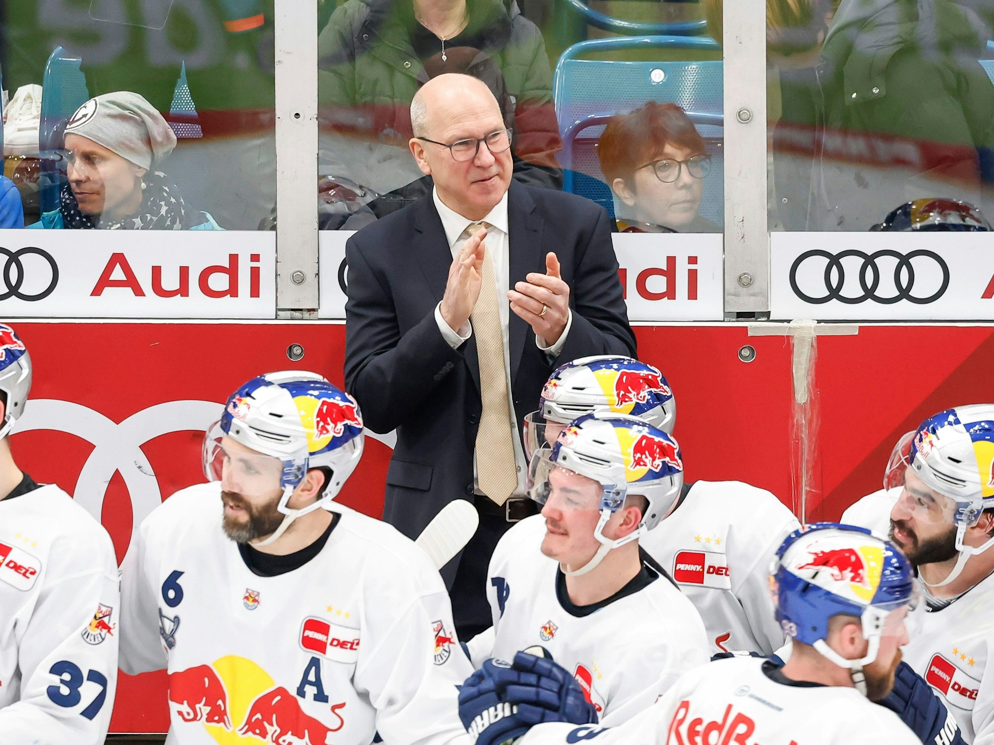 Don Jackson klatscht bei Spiel 4 der Serie.