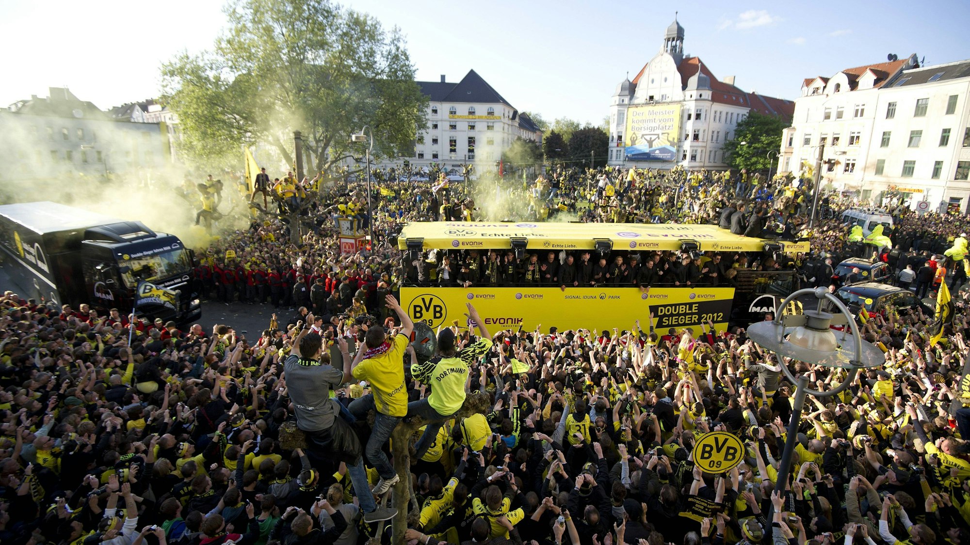 Auf dem Borsigplatz in Dortmund feiern BVB-Fans mit der Mannschaft die Meisterschaft und den Pokalsieg.