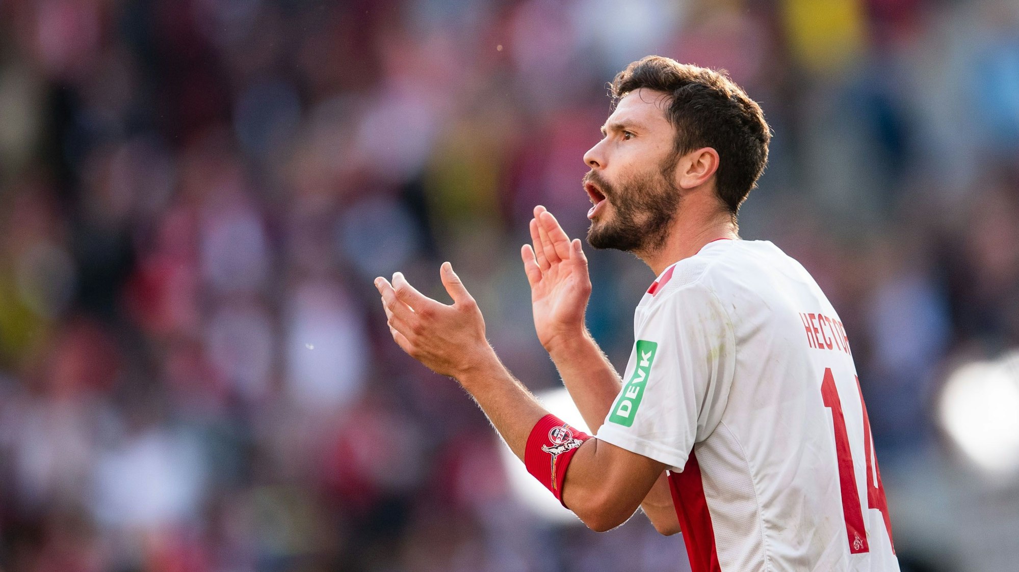 Nach dem Sieg gegen Dortmund klatscht Jonas Hector in die Hände.