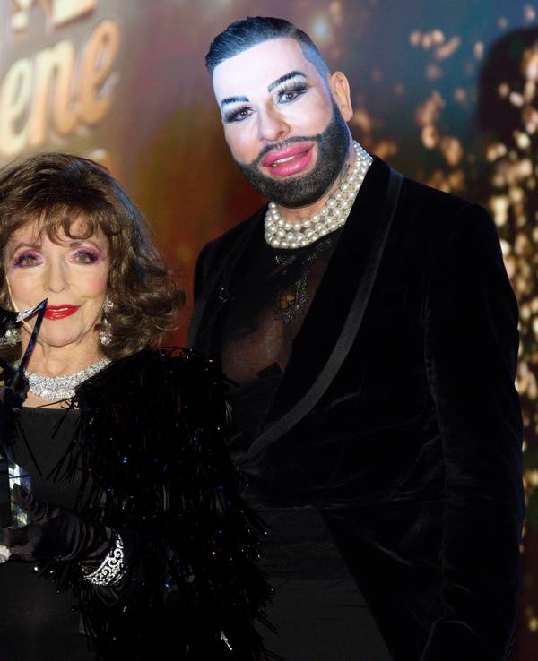 Die Schauspielerin Dame Joan Collins erhält bei der Verleihung der "Goldenen Sonne" 2023 des Reisesenders sonnenklar.TV den "Lifetime Achievement Award" von Laudator Harald Glööckler.