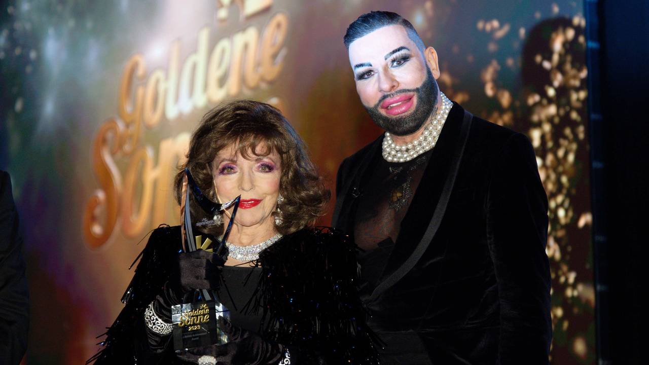 Die Schauspielerin Dame Joan Collins erhält bei der Verleihung der "Goldenen Sonne" 2023 des Reisesenders sonnenklar.TV den "Lifetime Achievement Award" von Laudator Harald Glööckler.