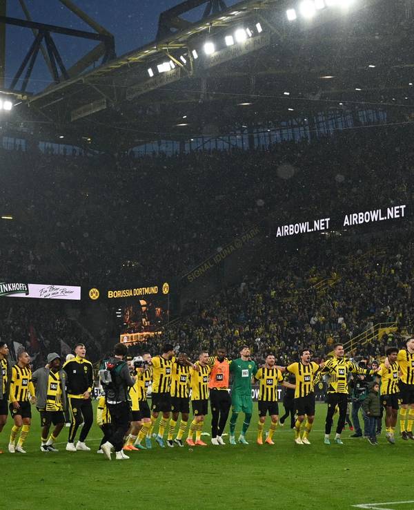 Die Spieler von Borussia Dortmund feiern vor der Fankurve.