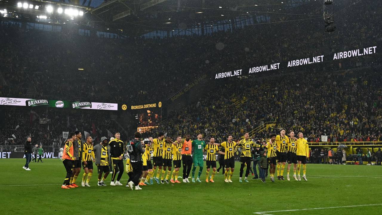 Die Spieler von Borussia Dortmund feiern vor der Fankurve.