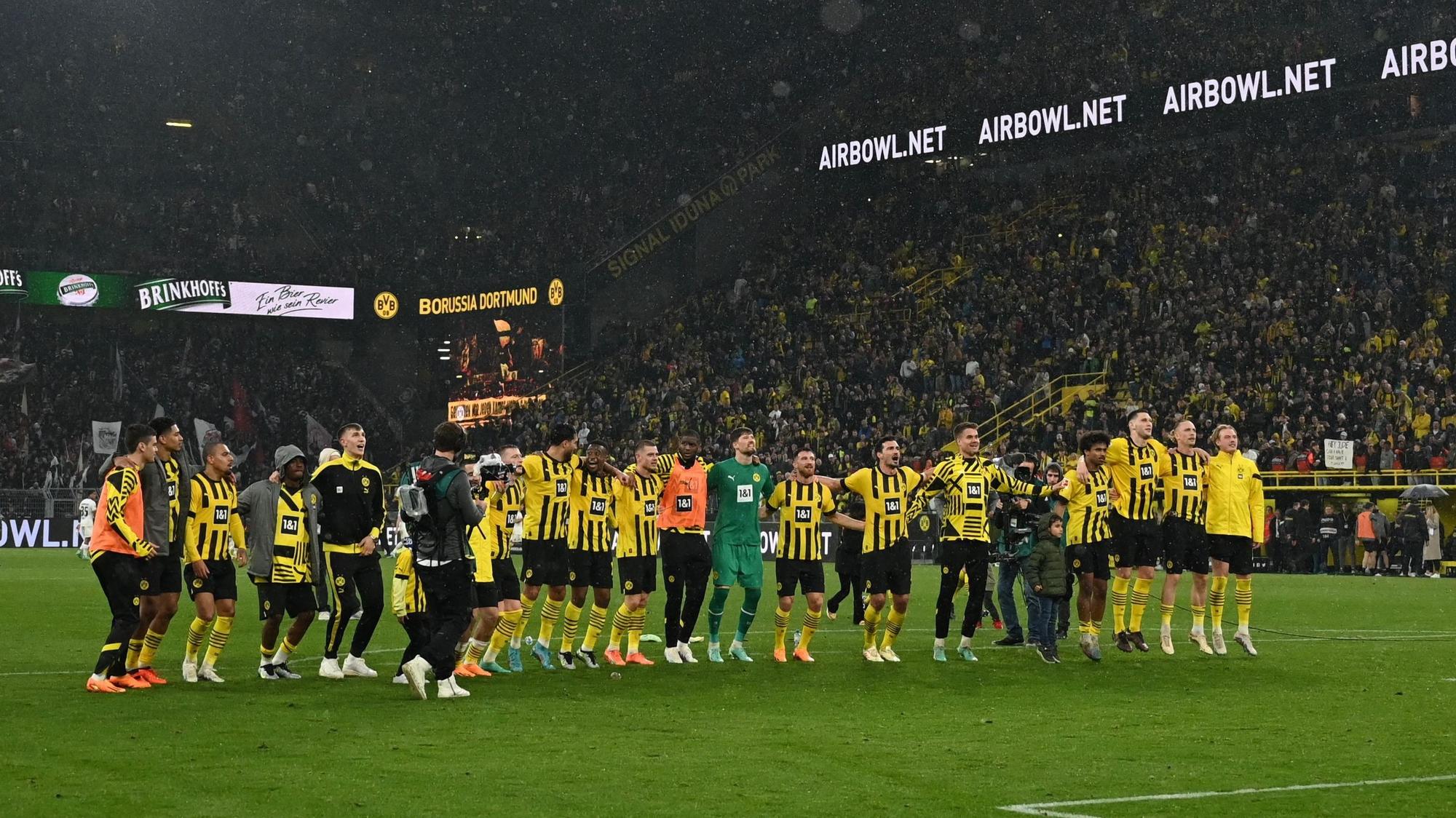 Die Spieler von Borussia Dortmund feiern vor der Fankurve.